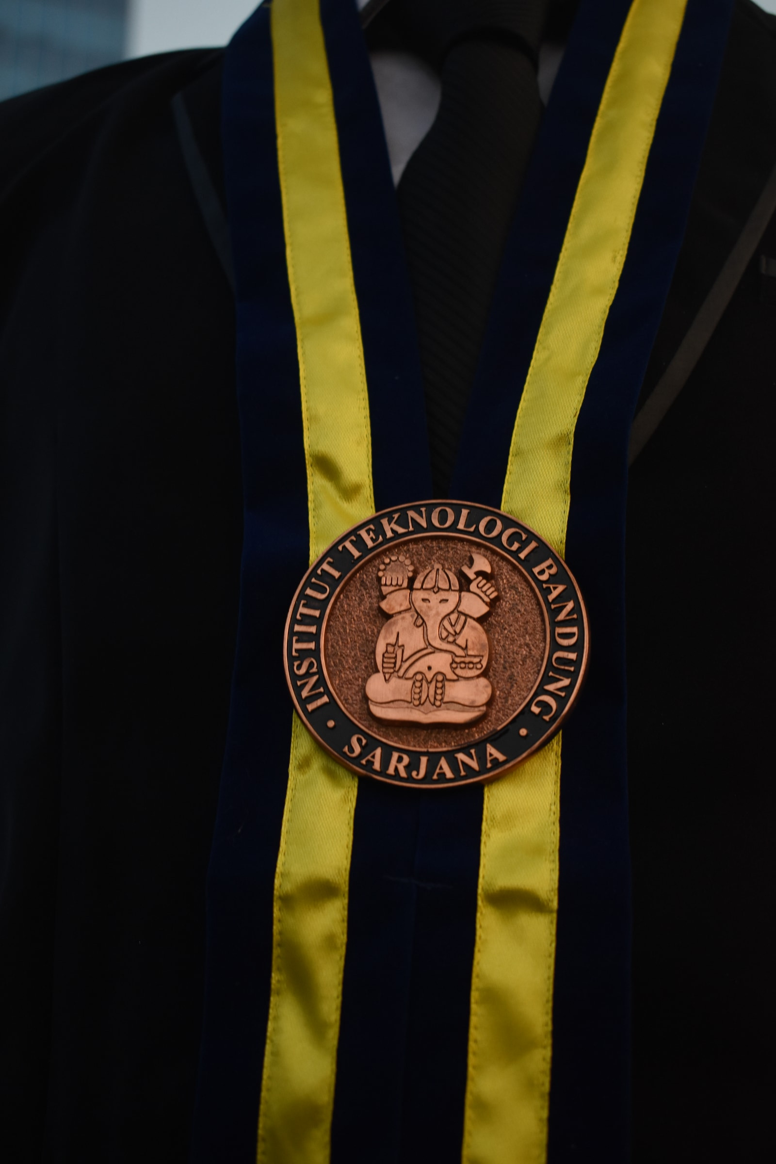 Sesi foto wisuda, pasangan, & potret personal dengan kamera Nikon dan color grading bersih.